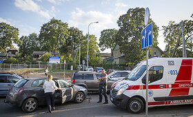 Automobilis partrenkė paspirtuku važiavusią merginą