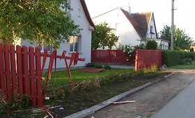 &bdquo;Vairuotojas skrajūnas&ldquo; i&scaron;vertė tvorą ir įlėkė į namo priebutį (nuotraukos) galerija