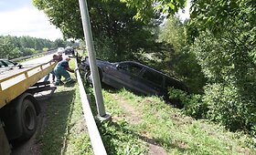Vilniuje automobilis nuvažiavo į griovį