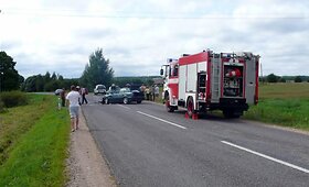 Ties Daumanti&scaron;kių kaimu susidūrė du automobiliai, vieną žmogų i&scaron; ma&scaron;inos teko i&scaron;traukti medikams