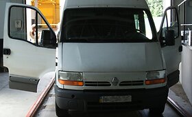 I&scaron; mikroautobuso pareigūnai i&scaron;traukė beveik 9 tūkstančius pakelių kontrabandinių cigarečių