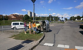 Vilniuje apvirto posūkyje nesuvaldytas automobilis