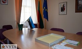 Estų ambasadorienė Jane Kukk tapo ant vandens