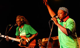Grupė &bdquo;The Refugee All Stars&ldquo; Vilniuje surengė labdaringą regio fiestą
