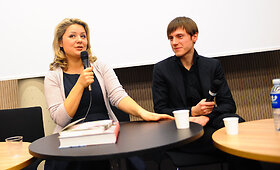 Beata Nicholson Knygų mugės lankytojus lepino &scaron;okoladu