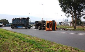 Pakeliui į Klaipėdos uostą apvirto metalo laužą vežęs sunkvežimis