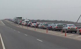 Ties įvažiavimais į Palangą susidarė į stintų &scaron;ventę traukiančių automobilių vilkstinės