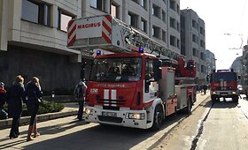 Po prane&scaron;imo apie gaisrą prie Lietuvos Vyriausybės pastato suvažiavo specialiosios tarnybos 