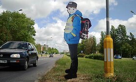 Prie Klaipėdos pėsčiųjų perėjų pridygo kartoninių mokinukų