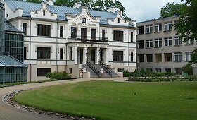 Kretingos žiemos sodo pa&scaron;onėje riaumoja buldozeriai &ndash; griaunamas Ti&scaron;kevičių rūmų priestatas