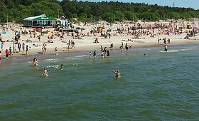 Maudynių i&scaron;siilgę vasarotojai nugulė pajūrio paplūdimius