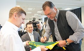 LKF prezidentas A. Sabonis pasira&scaron;ė Lietuvos rinktinės rėmimo sutartį su &bdquo;Huawei&ldquo; Baltijos &scaron;alių vadovu G. Zhangu