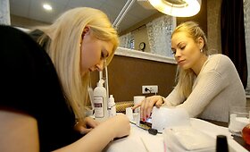 Nijolė Pareigytė-Rukaitienė ir Urtė &Scaron;ilagalytė &scaron;ventėms renkasi ypatingą manikiūrą