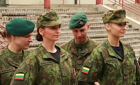 Žinomi žmonės i&scaron;bandė savo jėgas kariuomenėje