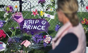 Gerbėjai gedi Prince'o prie &bdquo;Paisley Park&ldquo; 