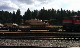 Amerikiečių karinė technika - geležinkelyje prie Pabradės