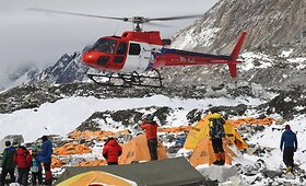 Evereste gelbėtojai ie&scaron;ko &scaron;imtų alpinistų
