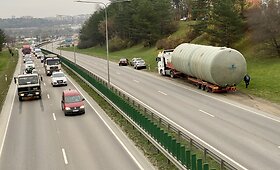 Sostinėje pro viaduką nepralindo sunkvežimis