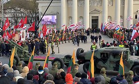 Sukilėlių laidotuvių procesija juda į Rasų kapines