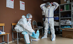 Rusijos medikų darbas per koronaviruso epidemiją &scaron;alyje