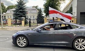 Susirinkę žmonės prie Baltarusijos ambasados Vilniuje