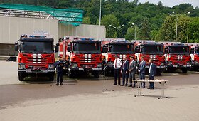 Ugniagesiams gelbėtojams perduotos naujos gaisrinės automobilinės cisternos ir lengvieji automobiliai