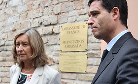 Prie Prancūzijos ambasados Vilniuje rei&scaron;kiamos užuojautos dėl i&scaron;puolio Nicoje 