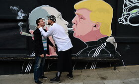 Atnaujintas grafitis su Donaldo Trumpo ir Vladimiro Putino bučiniu