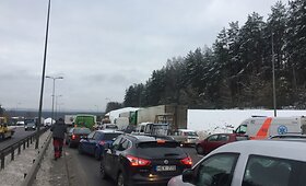 Vilniaus vakariniame aplinkkelyje po avarijos i&scaron; vilkiko i&scaron;siliejo 0,6 tonos dyzelino