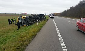 Vengdamas susidūrimo su lengvuoju automobiliu, vilkikas su cisterna nuslydo nuo kelio ir apvirto 