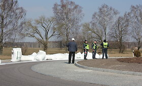 Antradienį apie vidurdienį Jonavos rajone i&scaron;biro i&scaron; sandėlių ūkininkui vežami mai&scaron;ai su karbamidu.