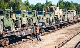 Į Gaižiūnų geležinkelio stotį atvykusi JAV karinė technika (tankai &bdquo;Abrams&ldquo;) ruo&scaron;iami transportavimui į Ruklos karinėje įguloje esančius padalinius.