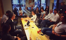 Projekto &bdquo;Vaidilos klasika&ldquo;&nbsp;dalyvis Petras Geniu&scaron;as kartu su savo sūnumi Luku Geniu&scaron;u atvirai diskusijai ir pokalbiui persikėlė į Vilniaus g. esančią kavinę.