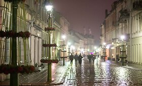 Kaunas puo&scaron;iasi Kalėdoms: sužibo keli kilometrai girliandų ir tūkstančiai dekoracijų