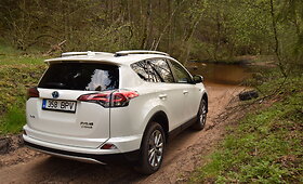 Hibridinis &bdquo;Toyota Rav4&ldquo; bekelėje
