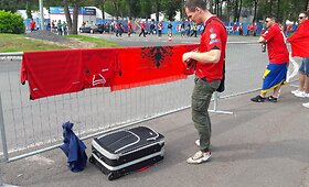 Albanijos futbolo aistruoliai nudažė Lanso gatves