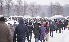 Į Sartus susirinko tūkstančiai žiūrovų stebėti tradicinių žiemos lenktynių