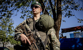Lietuvos kariuomenės kariai saugo NATO vir&scaron;ūnių susitikimą