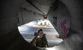 I&scaron;skirtiniai kadrai: kariai po tiltais ie&scaron;ko sprogmenų