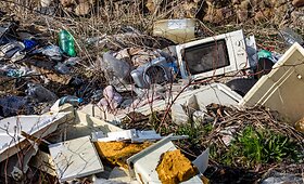 Keliasde&scaron;imt metų Asvejos ežero pa&scaron;onėje veikiantis nelegalus sąvartynas