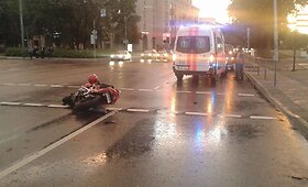 Sostinėje motociklas trenkėsi į čekų turistų mikroautobusą