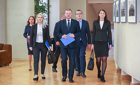 Spaudos konferencija, kurios metu aptariamas piktnaudžiavimas pataisos namų sistemoje