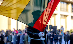 Valstybės vėliavos pakėlimo ceremonija Nepriklausomybės aik&scaron;tėje &scaron;e&scaron;tadienio vidurdienį