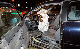 Sužeistą draugą į ligoninę gabenę vyrai pateko į avariją