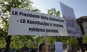 Mitingas prie Seimo dėl w raidės naudojimo pavadinimuose