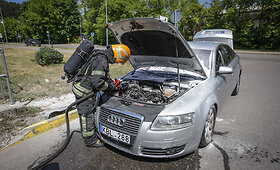 Sostinėje užsidegė i&scaron; serviso važiuojanti Audi