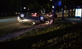 Kauno Savanoriu prospekte apvirtęs automobilis