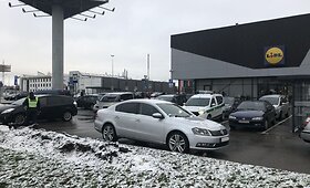 Kauno policija ie&scaron;ko eismo įvykio stovėjimo aik&scaron;telėje liudininkų