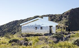 Architekto Dougo Aitkeno sukurtas namas vien i&scaron; veidrodžių Kalifornijoje