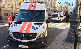 Vilniaus Gedimino prospekte partrenkta moteris su vaiku